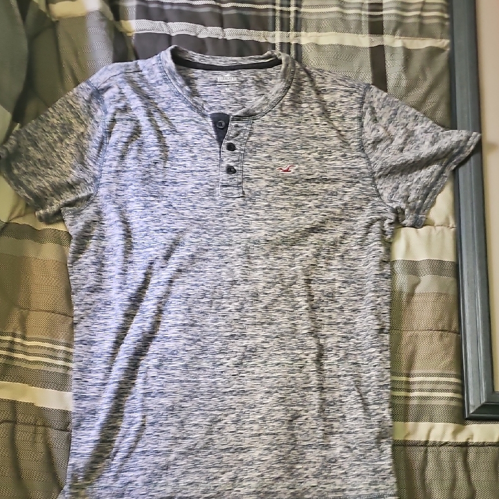 Hollister Men's Heathered Gray Henley Tee